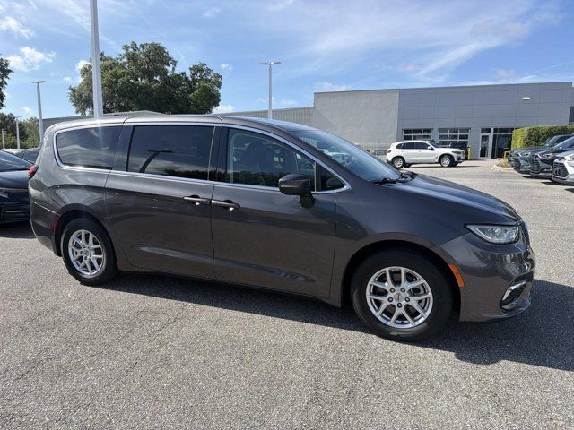 2023 Chrysler Pacifica Touring L's photo