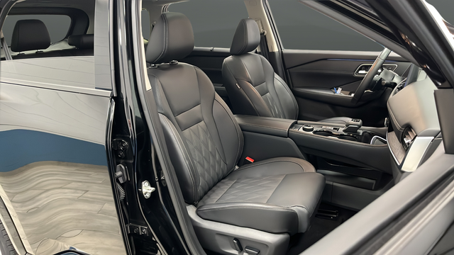 Used 2024 Super Black Nissan Platinum image 25