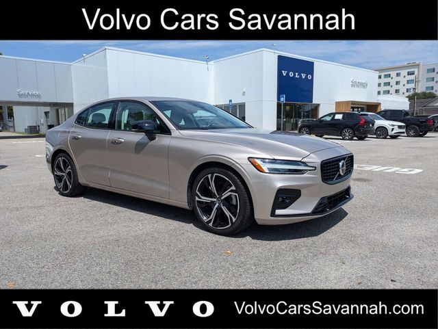 2024 Volvo S60 B5 Core Dark Theme FWD