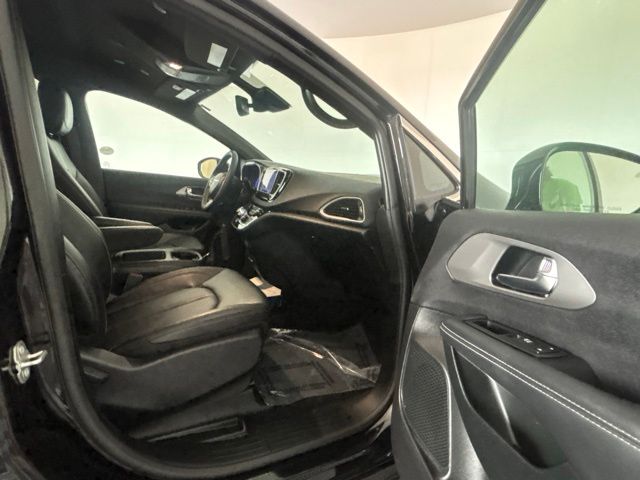 Used 2025 Chrysler Pacifica Van