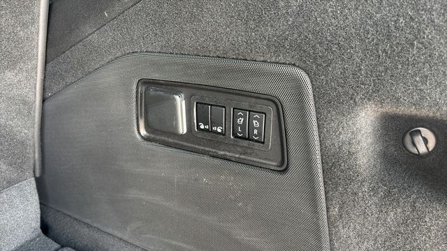Used 2022 White Cadillac Sport image 39