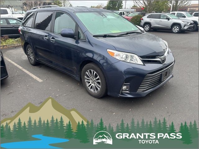 Pearl 2018 Toyota Sienna XLE Premium 8-Passenger FWD Minivan Front-Wheel Drive 8-Speed Automatic