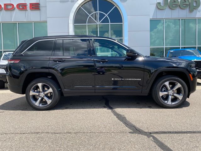 2026 Jeep Grand Cherokee Limited - Diamond Black exterior view 4
