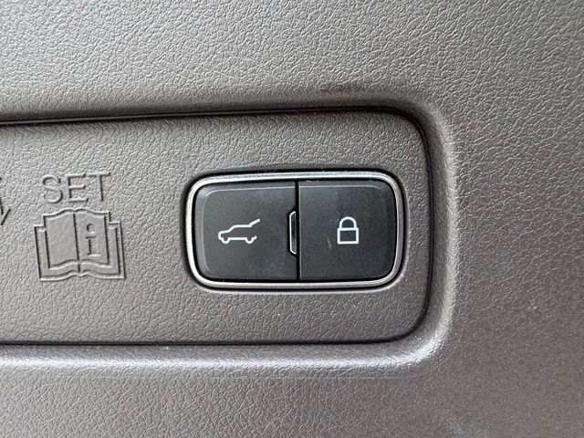 Used 2020 White Lincoln Black Label Grand Touring image 8