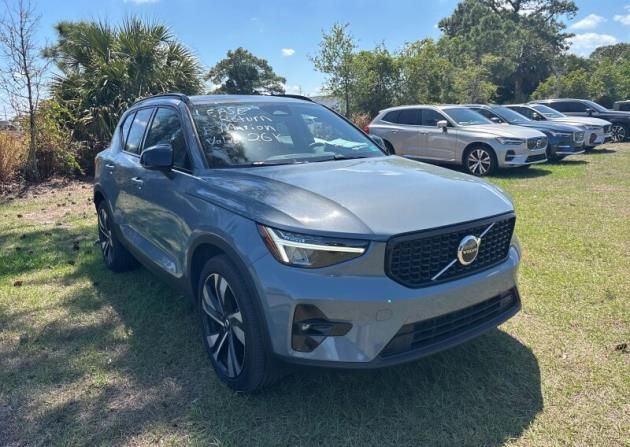 2023 Volvo XC40 B5 Plus Dark Theme