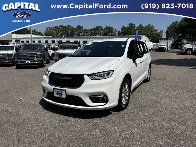 2024 Chrysler Pacifica Touring L's photo