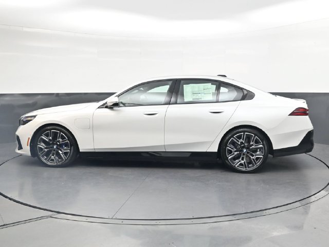 New 2027 White BMW 550e xDrive image 7