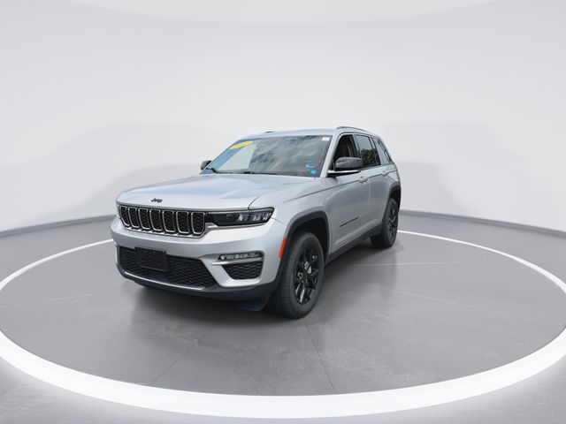 Used 2022 Silver Jeep Limited image 4