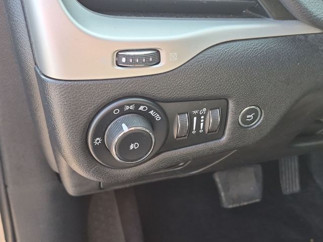 Used 2018 Silver Jeep Trailhawk image 16