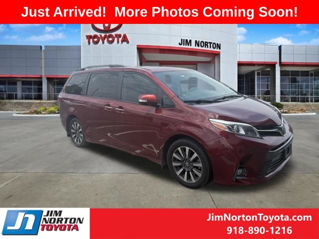 2019 Toyota Sienna Limited V6 7-Passenger's photo