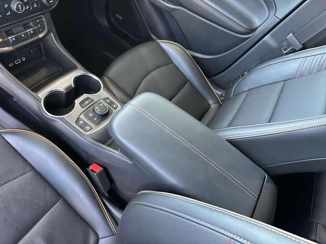 Used 2022 White GMC AT4 image 21