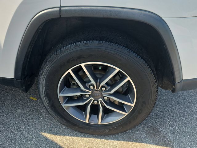 Used 2019 Bright White Clearcoat Jeep Laredo E image 33