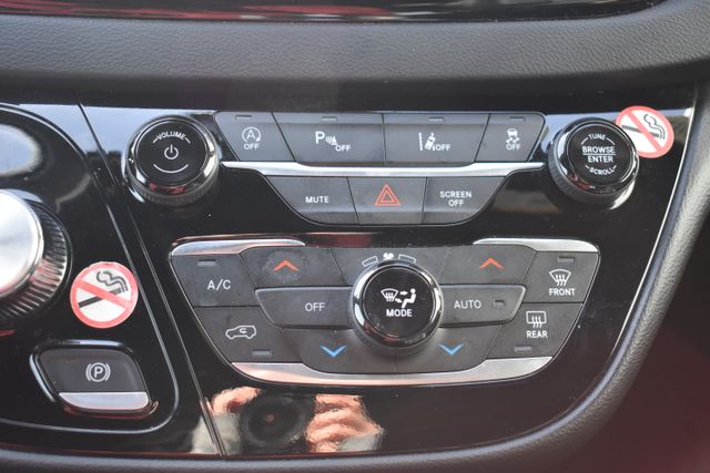 Used 2025 Chrysler Pacifica Van