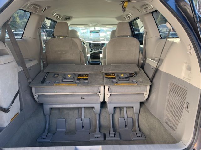 2011 Toyota Sienna LE 8-Passenger photo