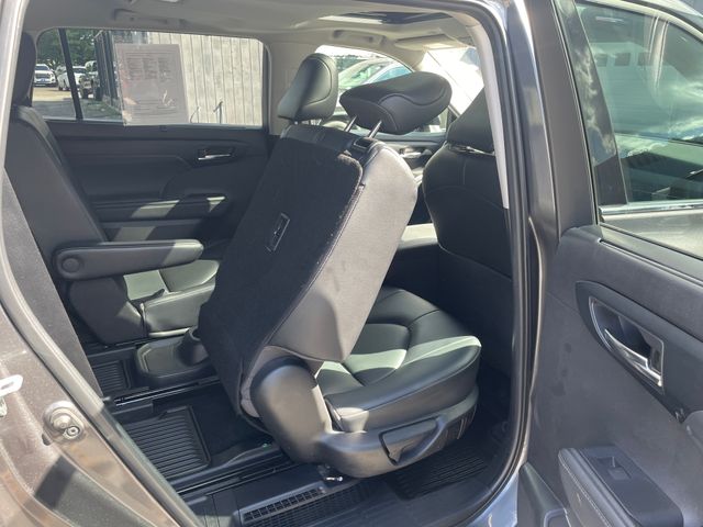 Used 2022 Toyota Highlander Hybrid SUV