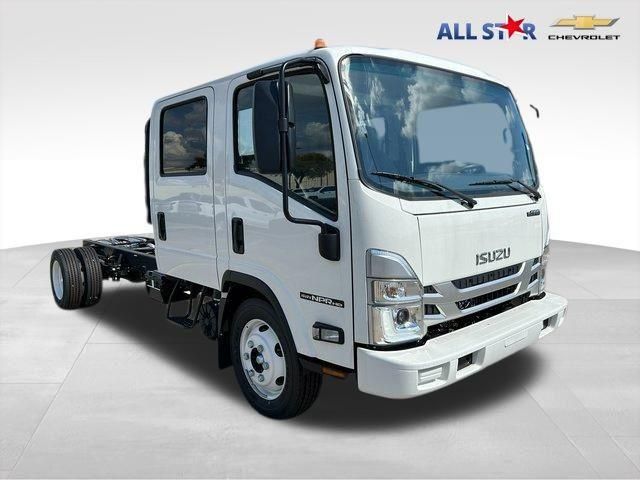 2025 Isuzu NPR's photo