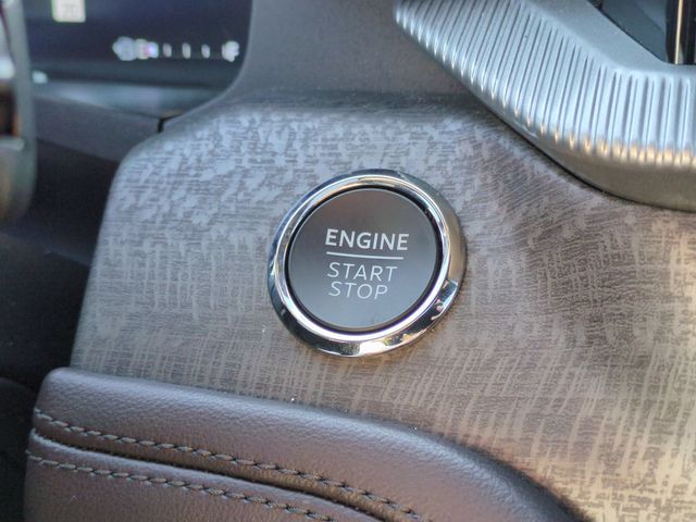 Used 2025 White Ford Platinum image 27