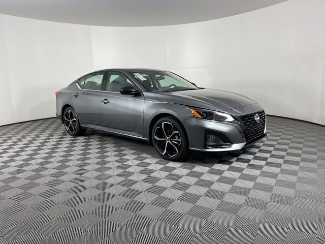2025 Gun Metallic Nissan Altima 2.5 SR FWD Sedan
