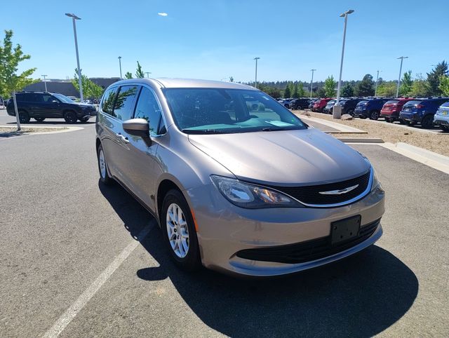2017 Chrysler Pacifica LX's photo