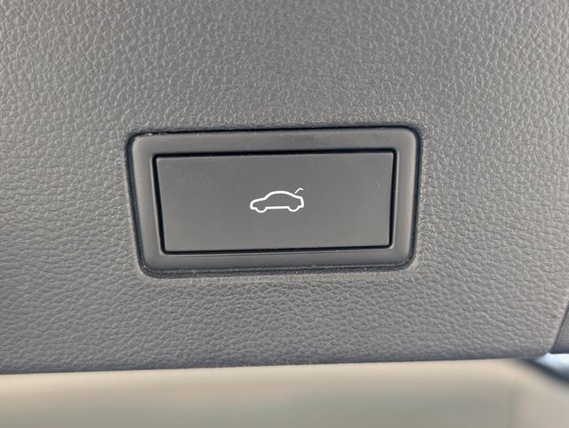 Used 2022  Volkswagen 3.6L V6 SEL Premium R-Line image 29