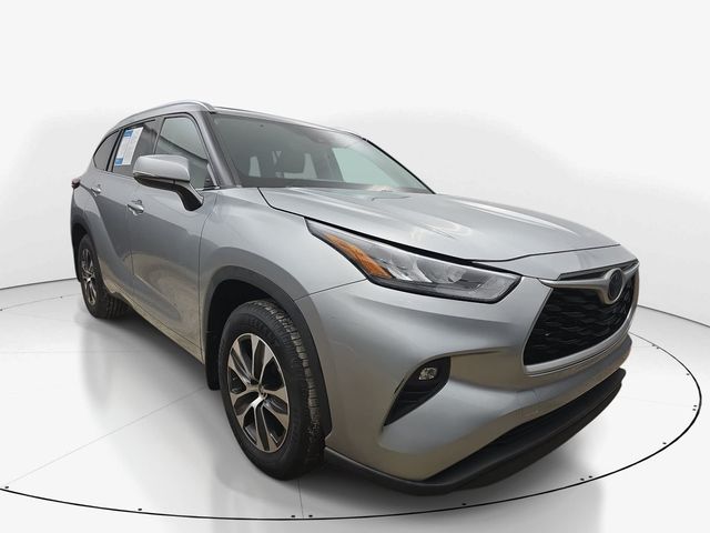 Celestial Silver Metallic 2020 Toyota Highlander SUV / Crossover Front-Wheel Drive 8-Speed Automatic
