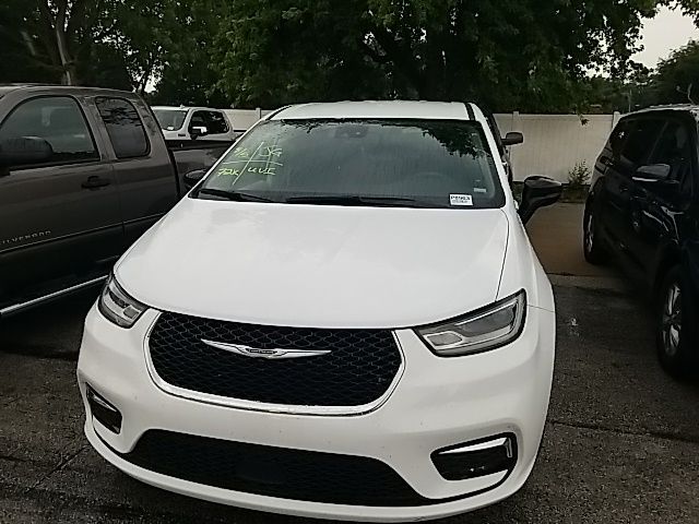 Used 2024 Chrysler Pacifica Van
