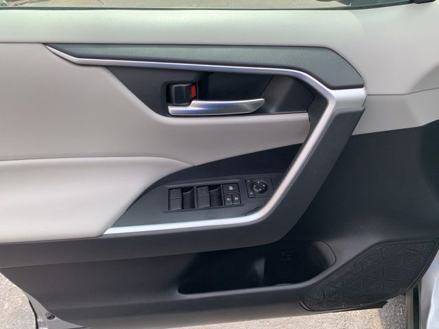 2021 Toyota RAV4 Hybrid XLE photo