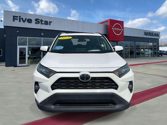 Used 2019  Toyota XLE image 2