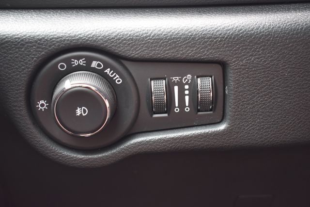 Used 2025 Chrysler Pacifica Van