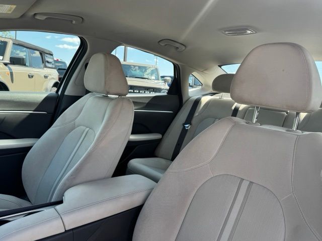 Used 2025 White Hyundai SEL image 23