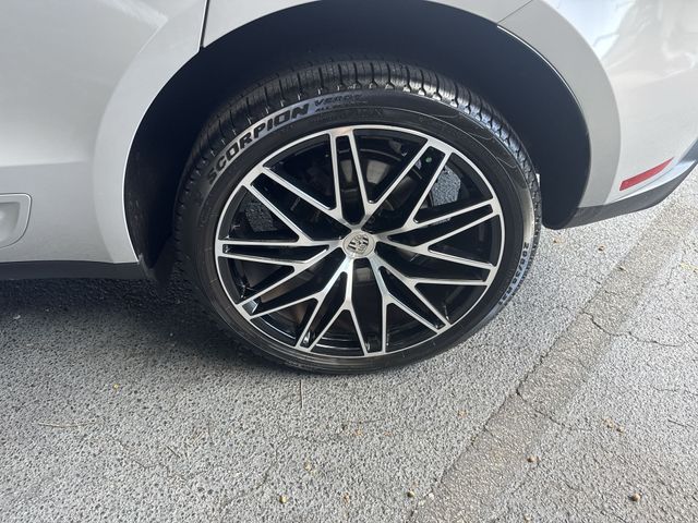 Used 2025  Porsche Base image 35
