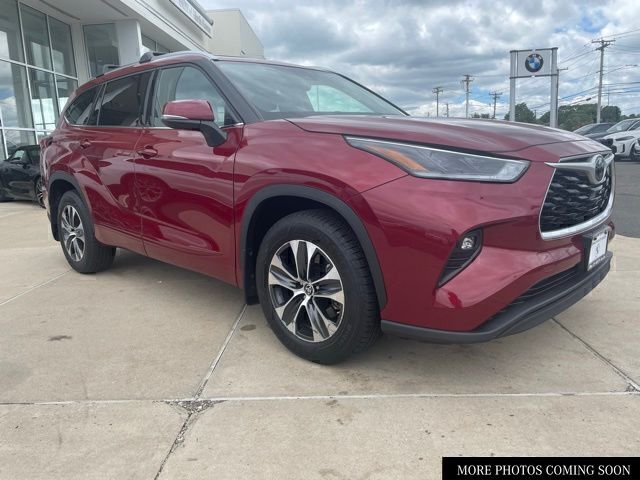 Pearl 2021 Toyota Highlander XLE AWD SUV / Crossover All-Wheel Drive 8-Speed Automatic
