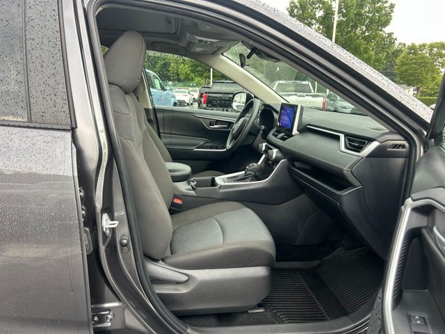 2025 Toyota RAV4 XLE - Photo 17