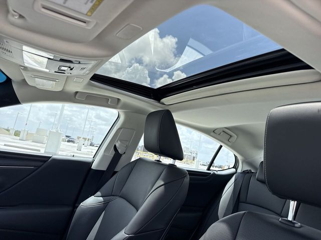 Used 2025 Lexus ES Sedan