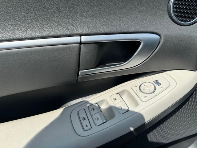 Used 2025 White Hyundai SEL image 20