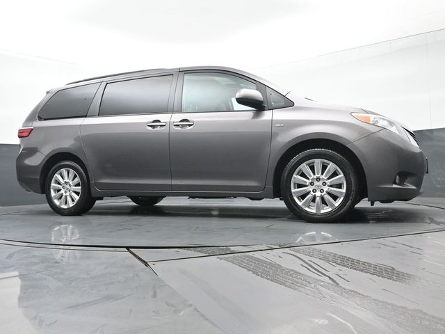 2017 Toyota Sienna XLE 37