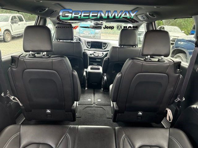 Used 2025 White Chrysler Select image 15