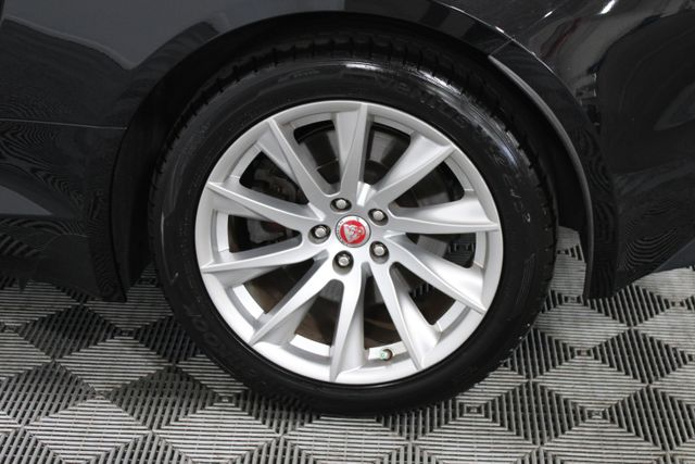 Used 2017 Ultimate Black Metallic Jaguar Premium image 15