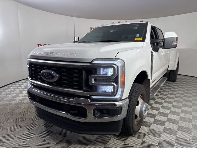 2023 White Metallic Ford Super Duty F-350 DRW Lariat DRW 4X4 Truck