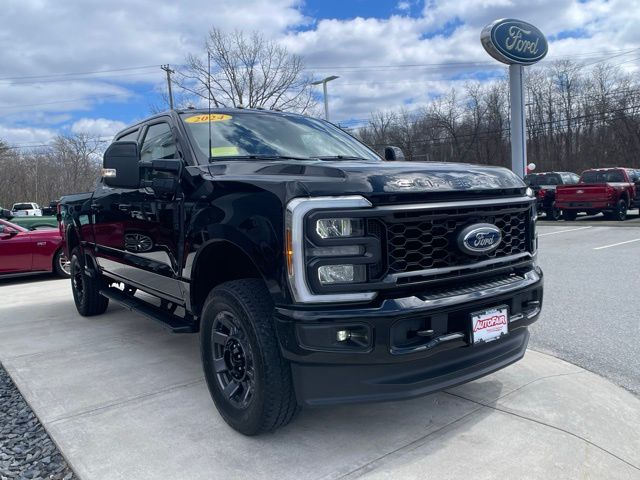 Agate Black Metallic 2024 Ford F-250 Super Duty Lariat Crew Cab 4WD Pickup Truck Four-Wheel Drive Automatic