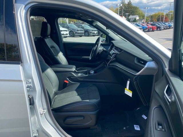 new 2025 Jeep Grand Cherokee car, priced at $39,676