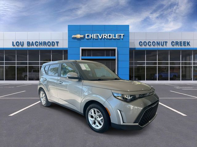 Gray 2024 Kia Soul LX FWD SUV / Crossover Front-Wheel Drive Continuously Variable Transmission