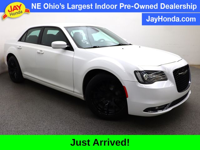 Bright White Clearcoat 2019 Chrysler 300 Sedan Rear-Wheel Drive 8-Speed Automatic