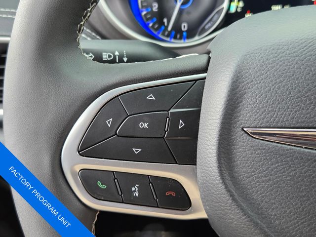 Used 2025 Chrysler Pacifica Van