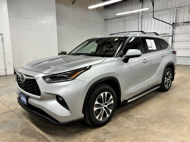 Used 2021 Silver Toyota XLE image 3