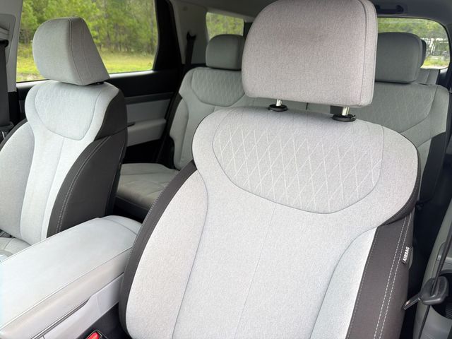 Used 2021 White Hyundai SE image 14