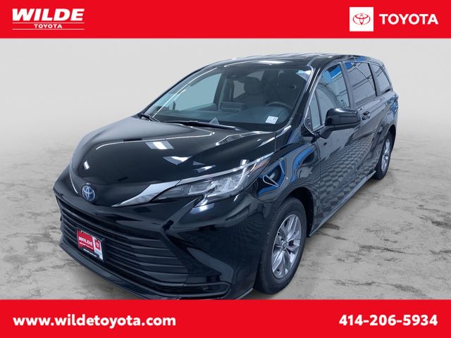 2022 Toyota Sienna LE 8-Passenger FWD