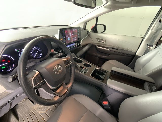 2021 Toyota Sienna XLE 31