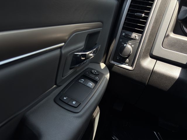 2019 RAM 1500 CLASSIC TRADESSMAN • 5.7L HEMI V8 • 8' BED CLEAN CARFAX • 1 OWNER CHROME APPEARANCE PACKAGE • POWER & REMOTE ENTRY GROUP • BEDLINER • BACKUP CAMERA Thumbnail