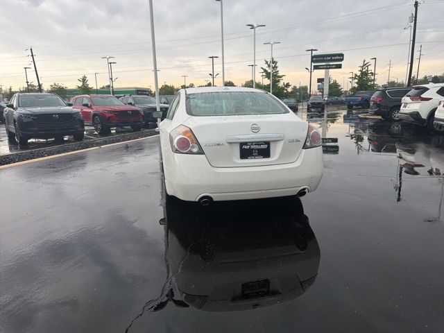 Used 2009 White Nissan 2.5 SL image 12
